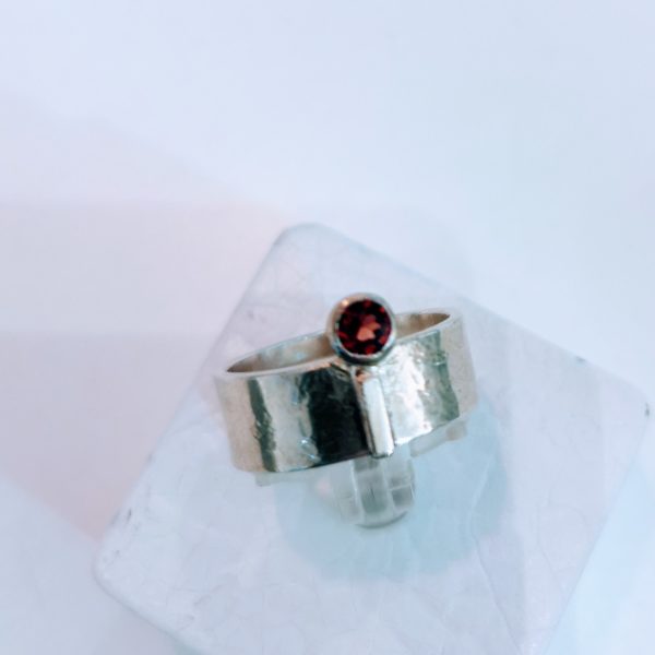 Bague en argent massif et pierre précieuse