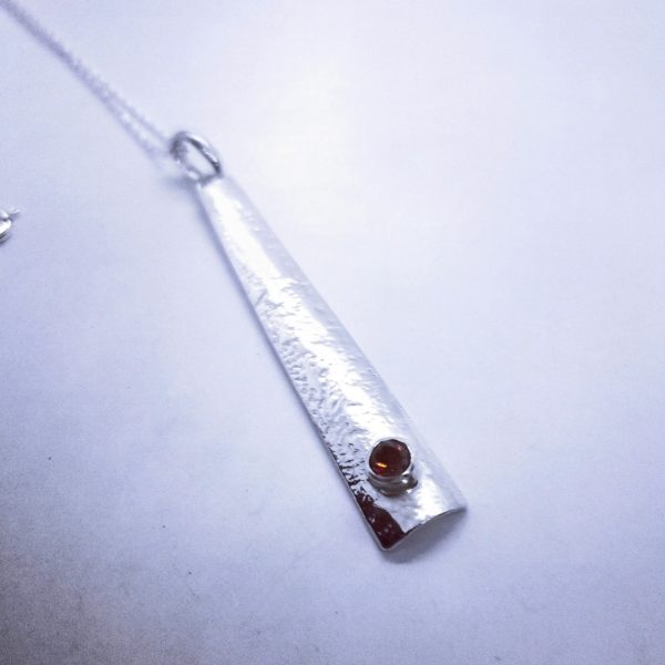 Pendentif en argent massif et grenat pierre précieuse cabochon