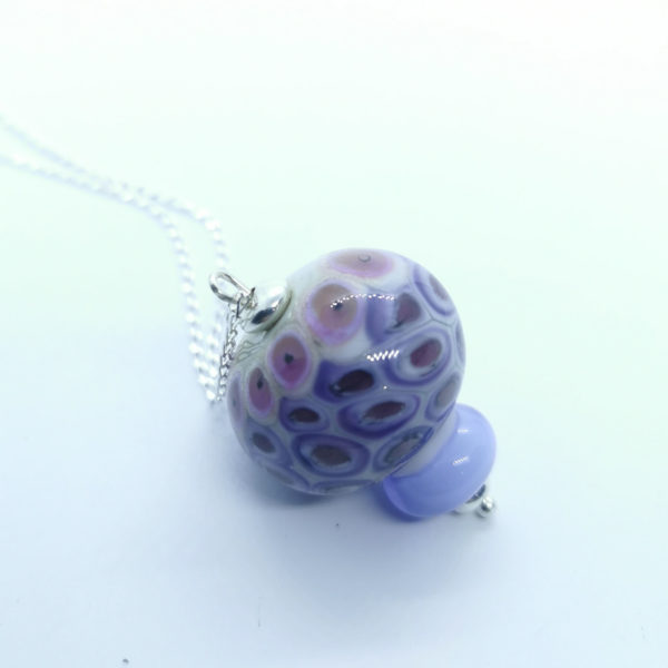 Pendentif perle de verre au chalumeau sur chaine argent