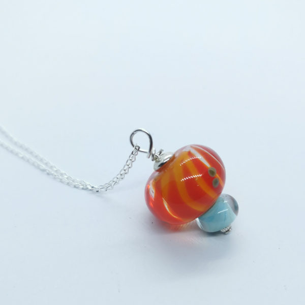 Pendentif perle de verre au chalumeau sur chaine argent