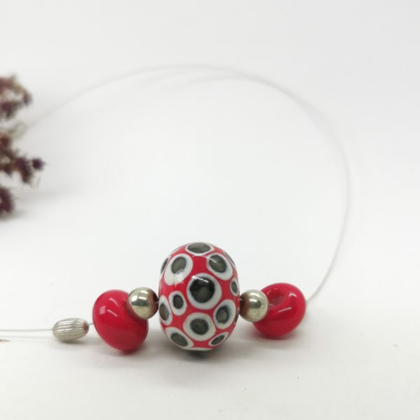 Collier perle de verre rouge à points blancs et noir avec 2 petites perles rouge et des perle argent