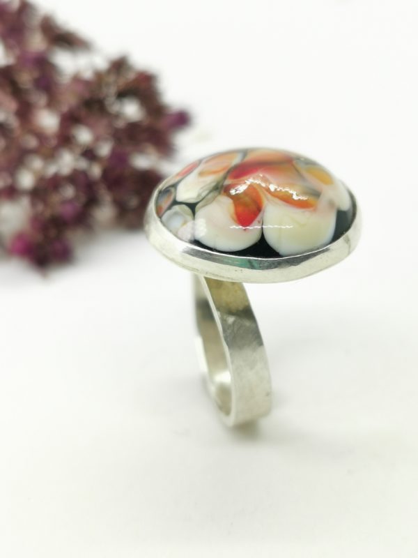 Bague vue de profil argent et verre de Murano point orange sur fond ivoire