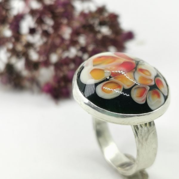 Bague argent et cabochon verre point orange sur fond ivoire