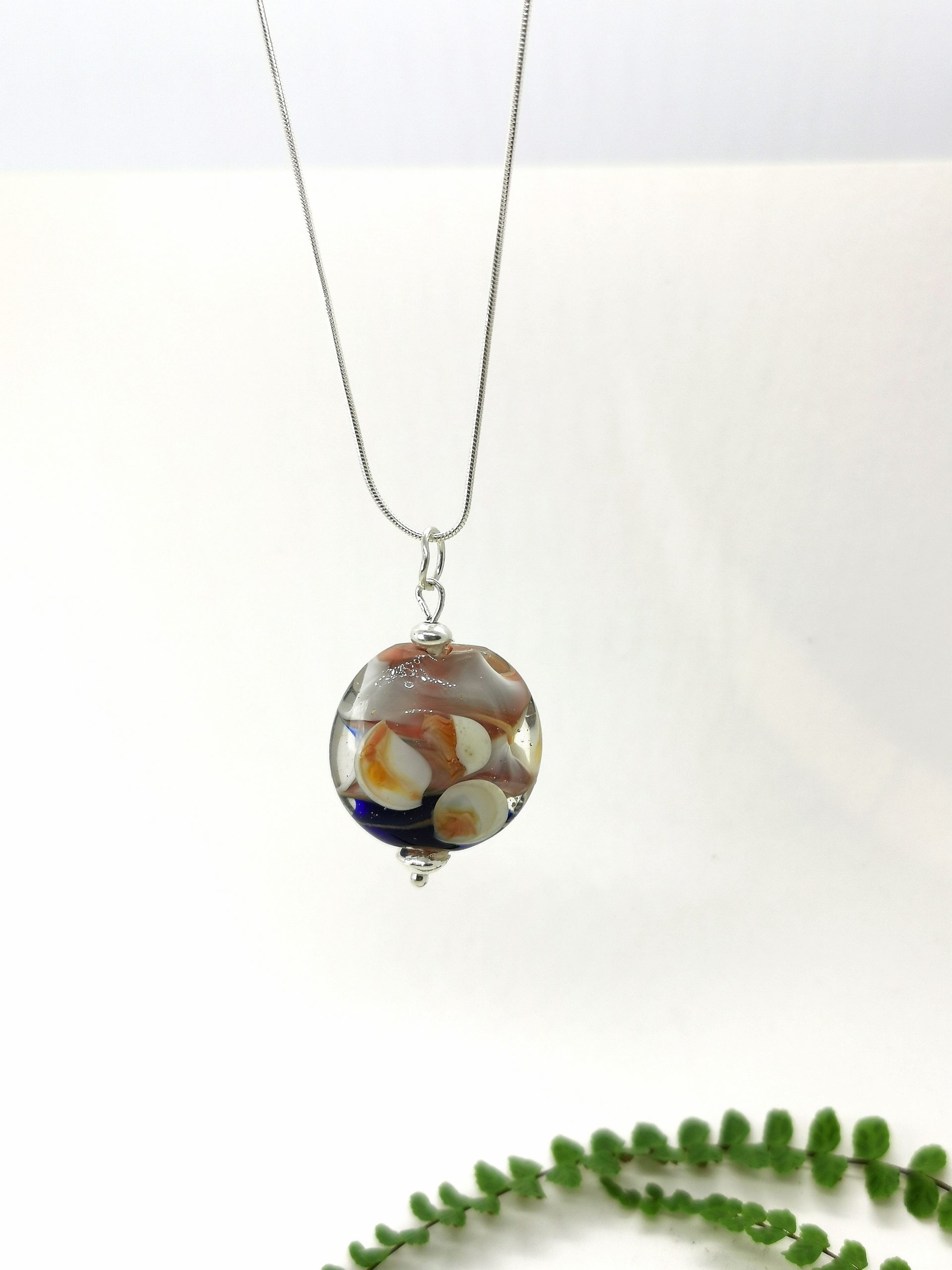 Magnifique Pendentif perle de verre au chalumeau sur chaine argent bleu et ivoire – Image 3