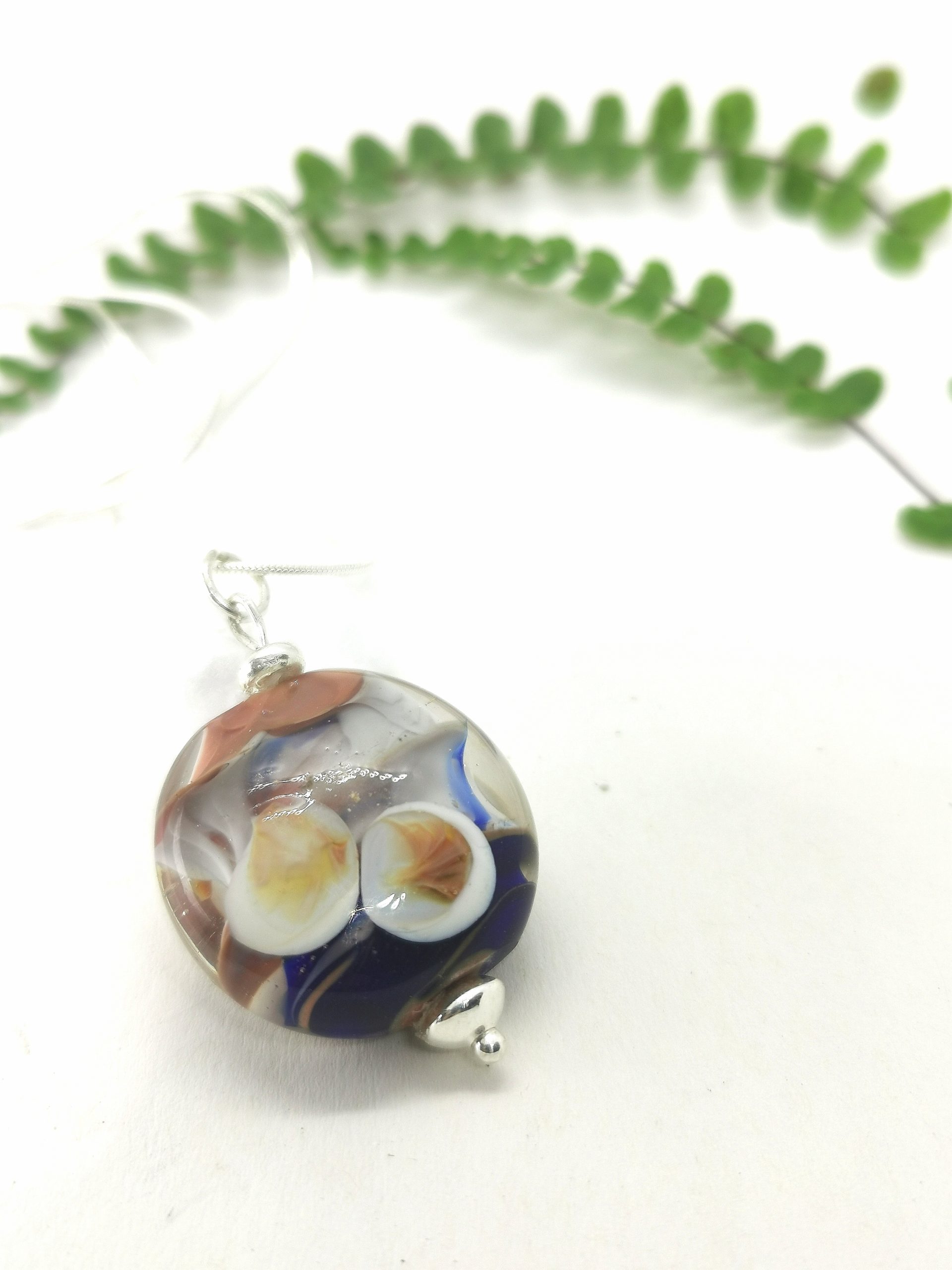 Magnifique Pendentif perle de verre au chalumeau sur chaine argent bleu et ivoire