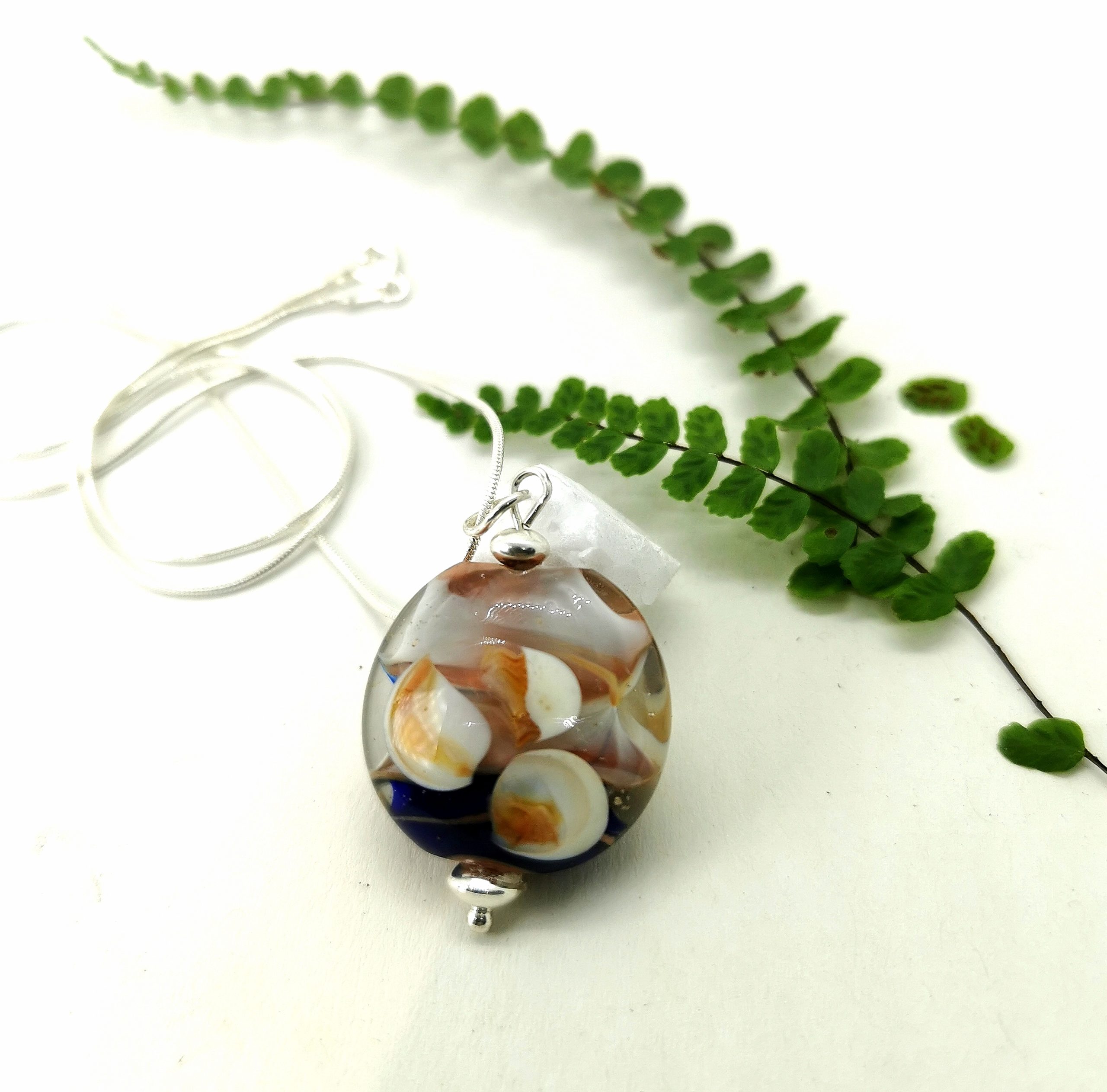 Magnifique Pendentif perle de verre au chalumeau sur chaine argent bleu et ivoire – Image 2