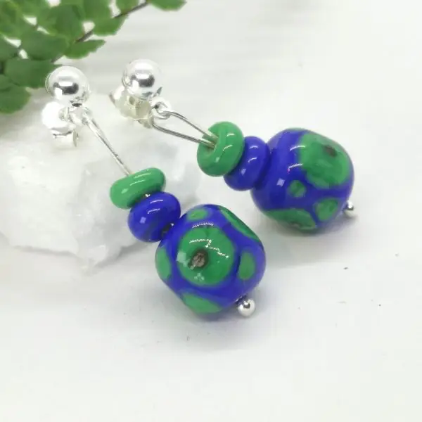 Boucles d'oreille pendantes femme perle de verre fait main bleu et vert sur clou en argent massif