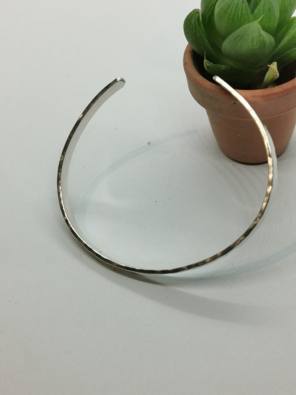 Bracelet jonc rond en argent martelé pour lui ou elle "Aléa" – Image 6