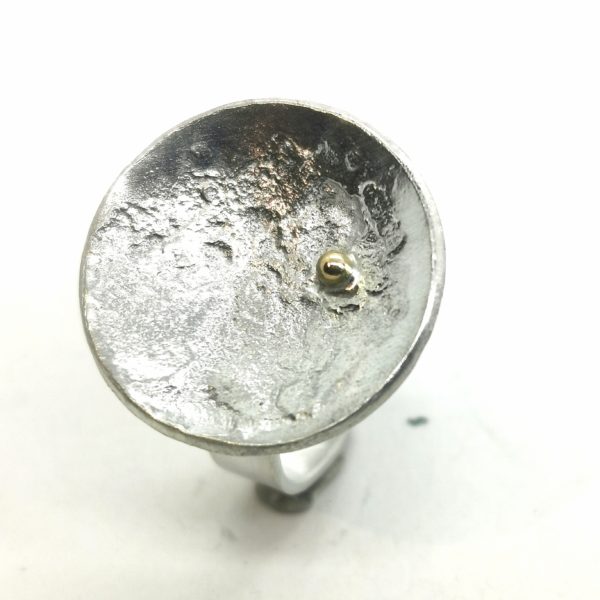 Bague en argent massif ronde avec une boule or. Corps de bague réglable