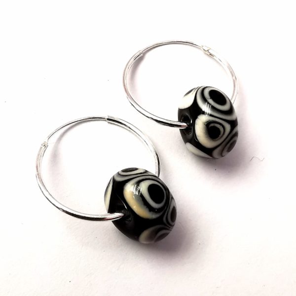 Boucles d’oreilles créoles en argent et perles de verre de Murano