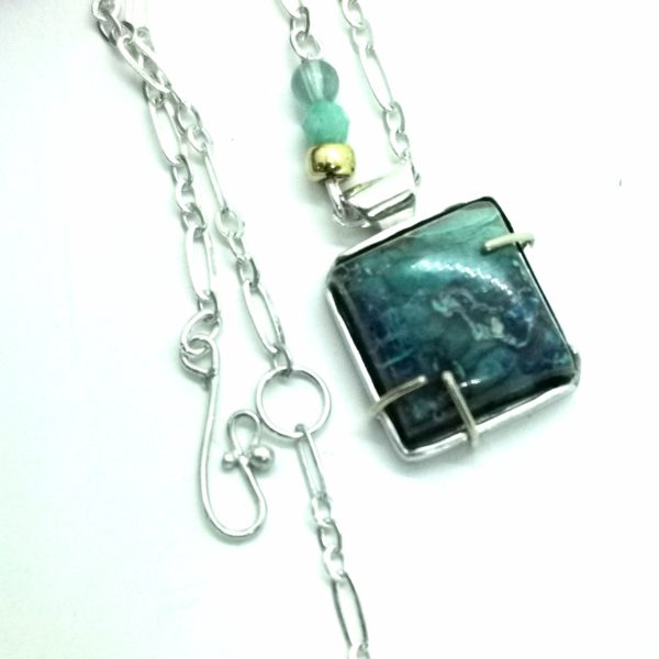 Pendentif en argent "Lumières du Gange" – Chrysocolle, saphir et or – Image 9
