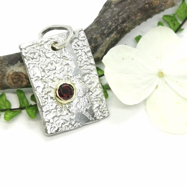 Pendentif rectangle en argent martelé avec grenat serti or – Homme
