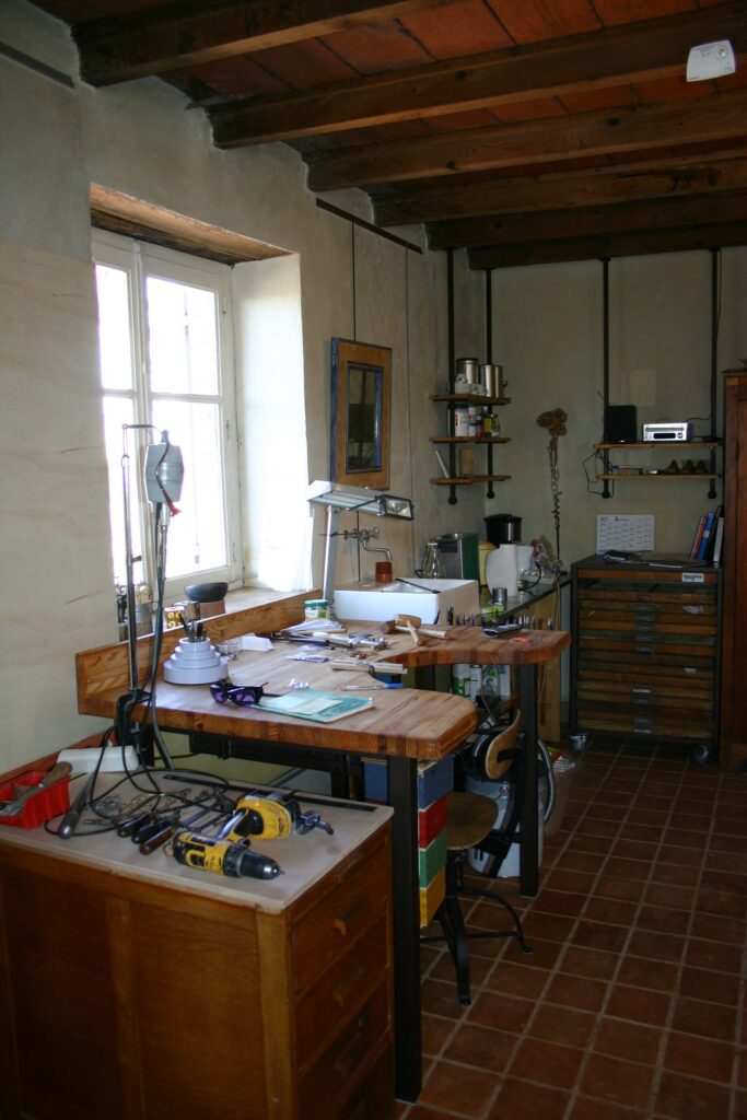 Atelier de fabrication de bijoux établi et outillate