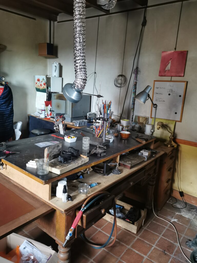 Table de fabrication de perles de verre au chalumeau avec son matériel